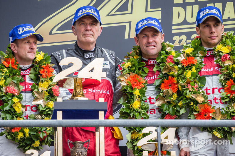 LMP1 Podio: ganadores Allan McNish, Tom Kristensen y Loic Duval con Dr. Wolfgang Ullrich