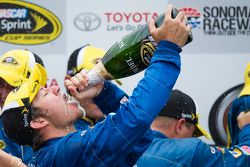 O vencedor Martin Truex Jr., Michael Waltrip Racing Toyota comemora