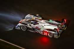 奥迪乔斯特车队2号奥迪R18 e-tron quattro赛车:阿兰·麦克尼什、罗伊克·杜瓦尔、汤姆·克里斯滕森