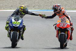 O vencedor Valentino Rossi, Yamaha Fatory Racing e segundo colocado Marc Marquez, Repsol Honda Team