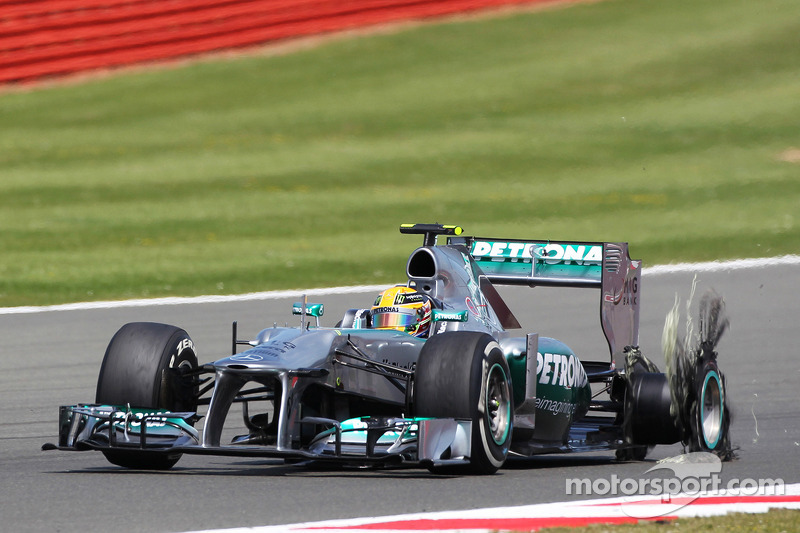 Lewis Hamilton Mercedes AMG F1 W04 returns to pit stop ve punctured rear Pirelli lastiği