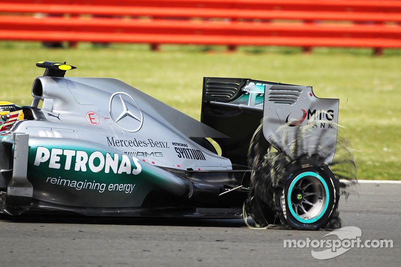 Lewis Hamilton Mercedes AMG F1 W04 returns to pit stop ve punctured rear Pirelli lastiği
