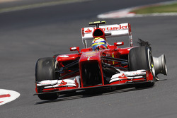 Felipe Massa Ferrari F138 com um furo no pneu traseiro