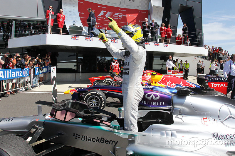 Yarış galibi Nico Rosberg Mercedes AMG F1 W04 kutlama yapıyor kapalı park