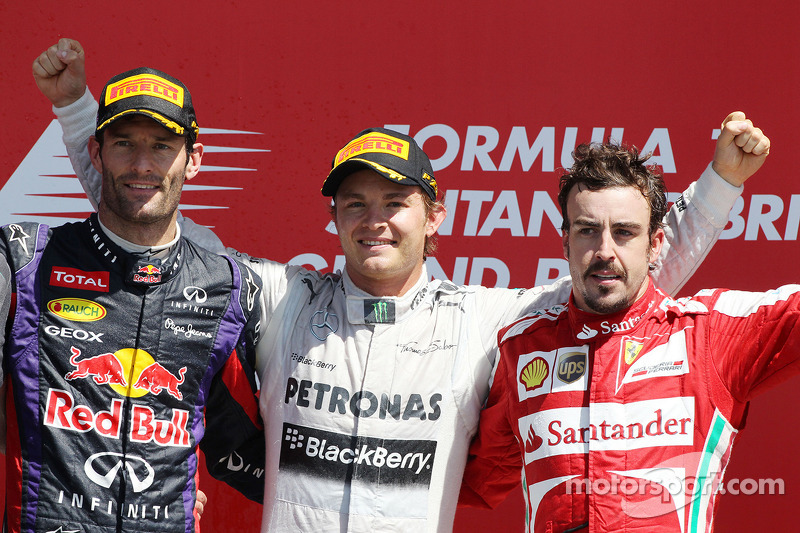 Podio Mark Webber Red Bull Racing, segundo; Nico Rosberg Mercedes AMG F1, ganador de la carrera; Fer