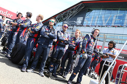 Des mécaniciens Red Bull cachent la RB9