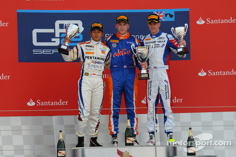 Podium race 2: winnaar Jon Lancaster, 2e plaats Rio Haryanto, 3e plaats James Calado