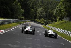 Lewis Hamilton und Nico Rosberg fahren historische Mercedes-Autos auf der Nordschleife