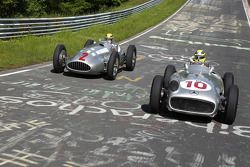 Lewis Hamilton und Nico Rosberg fahren historische Mercedes-Autos auf der Nordschleife