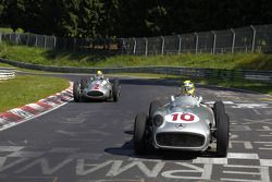 Lewis Hamilton e Nico Rosberg dirigem a clássica Mercedes-Benz em torno de Nordschleife