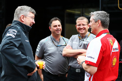Ross Brawn, Mercedes AMG F1 Team Principal, with Steve Clark, Ferrari Chief Engineer