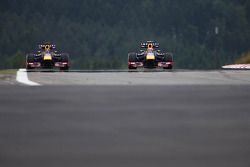 (Da esquerda para direita): Sebastian Vettel, Red Bull Racing RB9, e Mark Webber, Red Bull Racing RB9