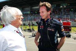 Bernie Ecclestone con Christian Horner, jefe de equipo de carreras rojo Bull de la parrilla
