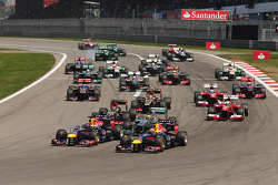 Sebastian Vettel, Red Bull Racing RB9 und Mark Webber, Red Bull Racing RB9 führen beim Start