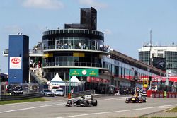 Esteban Gutierrez, Sauber C32 vor Mark Webber, Red Bull Racing RB9