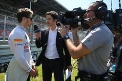 Romain Grosjean, Lotus F1 Team e Thomas Senecal, Canal+ tv