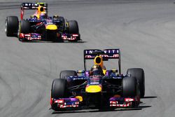 Sebastian Vettel, Red Bull Racing RB9 lidera parceiro Mark Webber, Red Bull Racing RB9