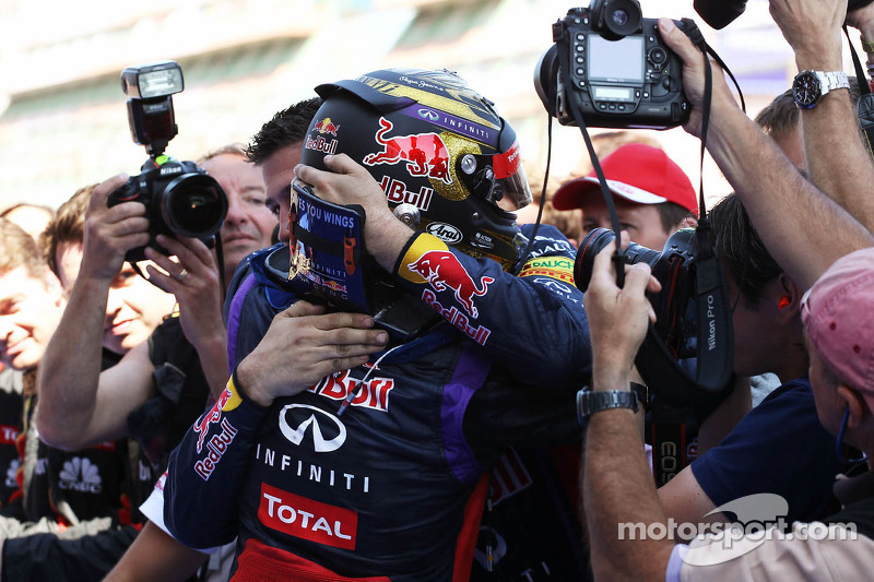 Yarış galibi Sebastian Vettel, Red Bull Racing kutlama yapıyor kapalı park