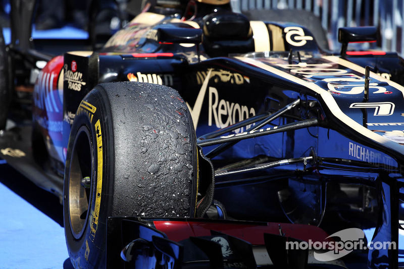 Worn Pirelli tyre on the Lotus F1 E21 of Kimi Raikkonen, Lotus F1 Team