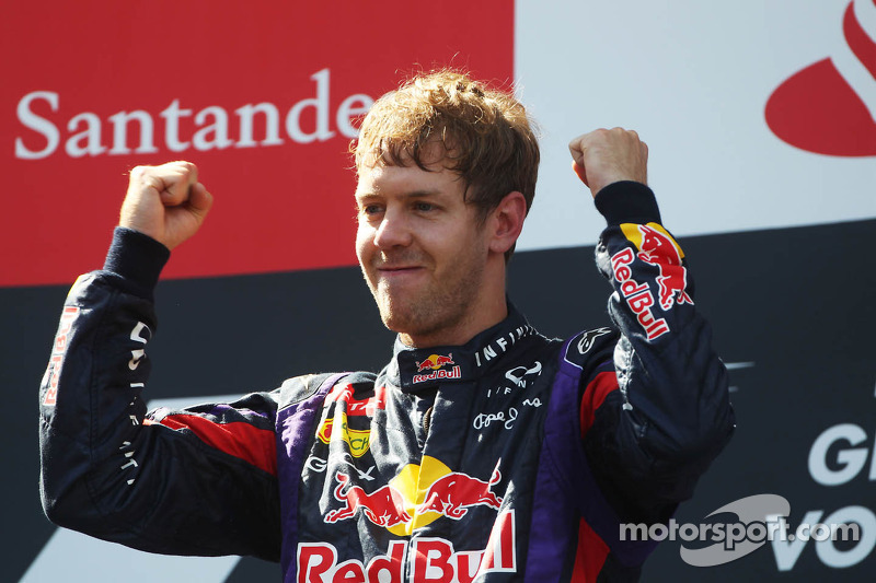 Yarış galibi Sebastian Vettel, Red Bull Racing kutlama yapıyor, Podyum