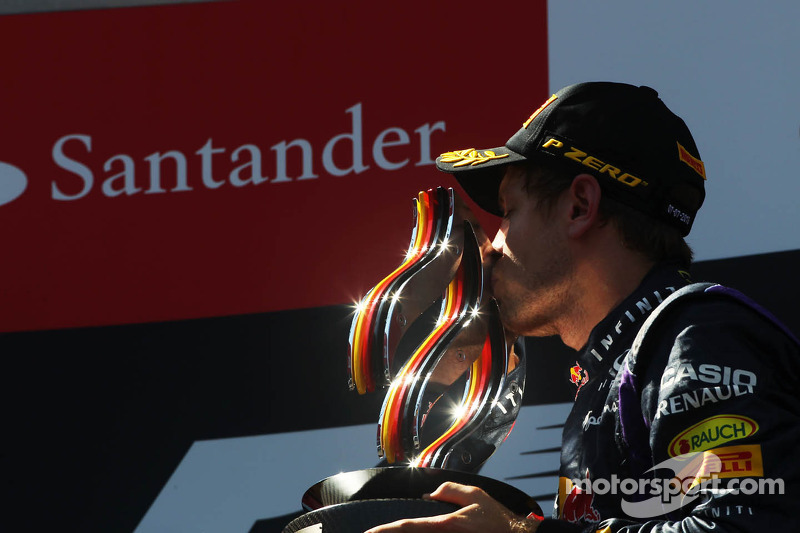 Yarış galibi Sebastian Vettel, Red Bull Racing kutlama yapıyor, Podyum