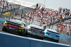 Sunday ELITE race 3 way lead battle