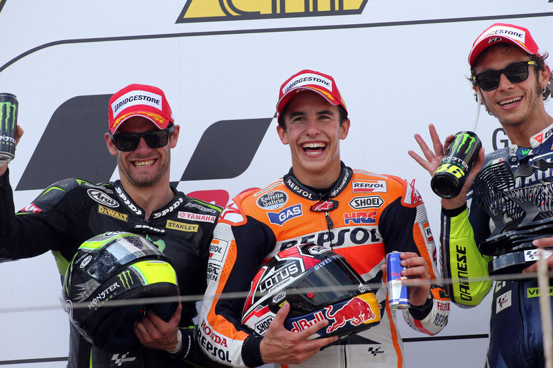 O vencedor Marc Marquez, segundo colocado Cal Crutchlow, terceiro colocado Valentino Rossi