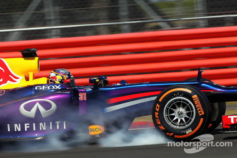 Carlos Sainz Jr., Red Bull Racing RB9 Test Driver verremt zich