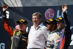 Podio: Kimi Raikkonen, Lotus F1 Team, segundo; Ross Brawn, Mercedes AMG F1 director del equipo; Lewi
