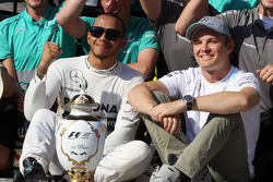 Yarış galibi Lewis Hamilton, Mercedes AMG F1 kutlama yapıyor takım arkadaşı Nico Rosberg, Mercedes A