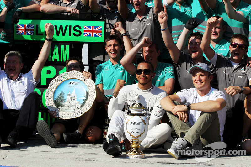 O vencedor Lewis Hamilton, Mercedes AMG F1 comemora com parceiro Nico Rosberg, Mercedes AMG F1 e the