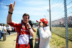 Felipe Massa, Ferrari, com Rob Smedley, engenheiro de corrida da Ferrari, no grid