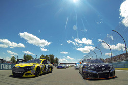 Polesitter Marcos Ambrose e Clint Bowyer follow the Safety car durante voltas de aquecimento
