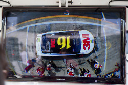 Pit stop for Greg Biffle, Roush Fenway Racing Ford on the monitor