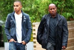 Lewis Hamilton, Mercedes AMG F1 con su padre Anthony Hamilton