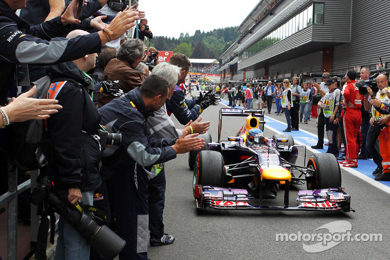 Yarış galibi Sebastian Vettel, Red Bull Racing enters parc ferme