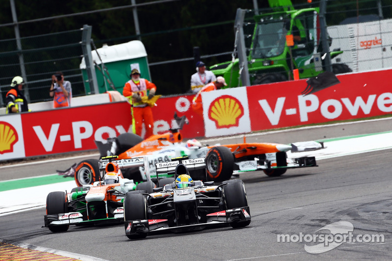 Esteban Gutiérrez, Sauber conduce Adrian Sutil, Sahara Force India como Paul di Resta, Sahara Force