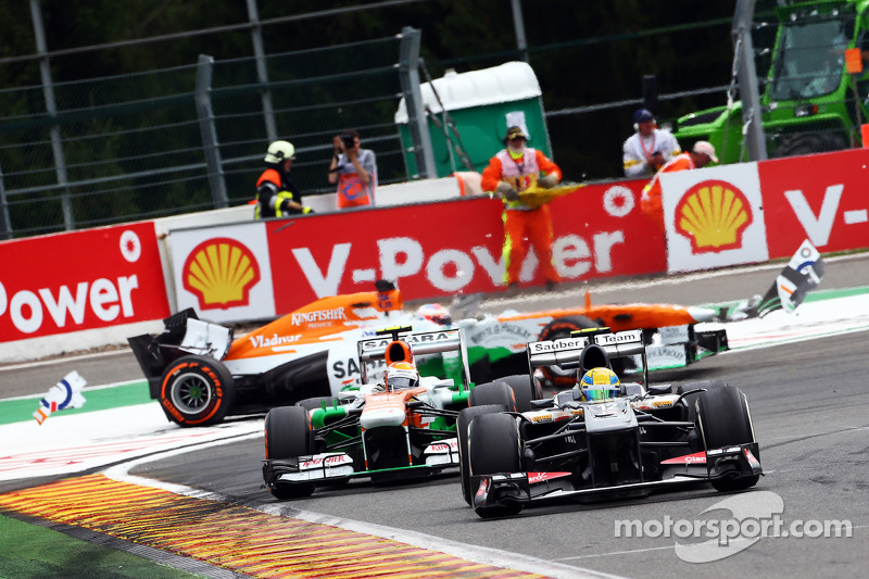 Esteban Gutierrez, Sauber leads Adrian Sutil, Sahara Force India as Paul di Resta, Sahara Force Indi