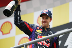Ganador de la carrera Sebastian Vettel, Red Bull Racing celebra en el podio