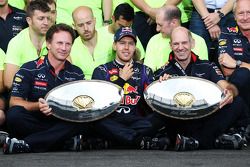O vencedor Sebastian Vettel, Red Bull Racing comemora com Christian Horner, chefe de equipe da Red Bull Racing, Adrian Newey, Red Bull Racing Chief Technical Officer, e the team