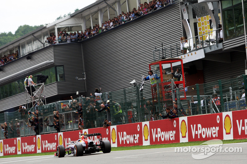 Yarış galibi Sebastian Vettel, Red Bull Racing takes chequered flag, end, race