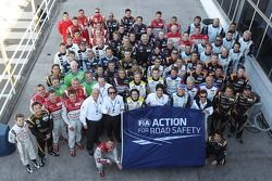 Foto do grupo de pilotos para a ação FIA Ação em prol da segurança no trânsito