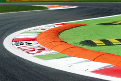 Circuit kerbs