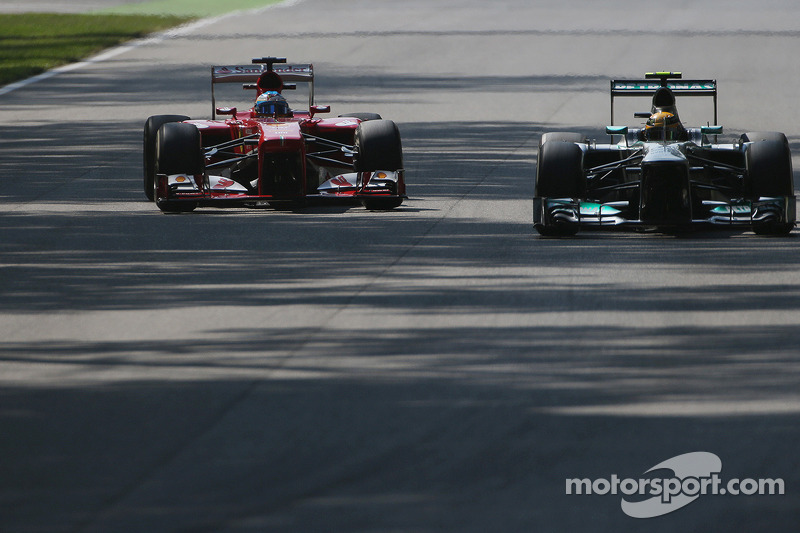 Lewis Hamilton, Mercedes AMG F1 W04 y Fernando Alonso, Ferrari F138