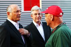 Ron Dennis, Presidente Ejecutivo de McLaren, con Niki Lauda, Mercedes no - Presidente Ejecutivo