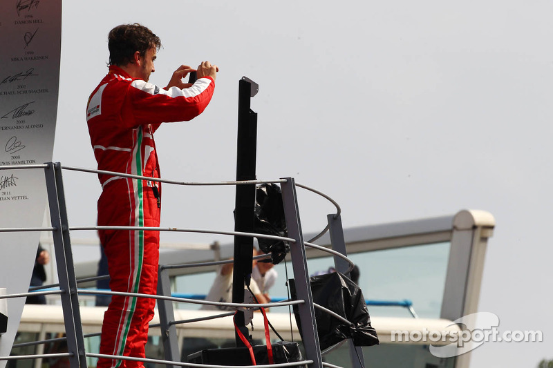 Podio: segundo lugar Fernando Alonso, Ferrari