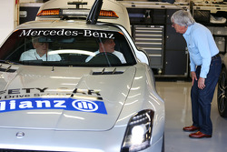 Bernie Ecclestone, CEO da F1, com Ron Walker, Presidente da empresa detentora do GP da Austrália, e Bernd Maylander, piloto do Safety Car da FIA, dentro do carro