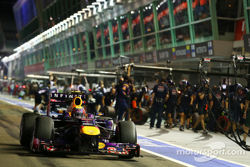 В Red Bull попробовали переиграть соперников за счет более раннего первого пит-стопа Уэббера, но план не сработал: после первых остановок пятерка лидеров осталась прежней