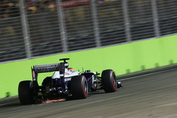 Pastor Maldonado, Williams FW35 with sparks flying