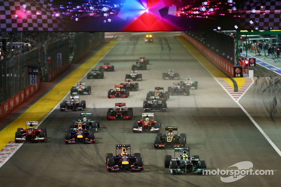 Nico Rosberg, Mercedes AMG F1 W04 leads Sebastian Vettel, Red Bull Racing RB9 into turn 1 at the start of the race